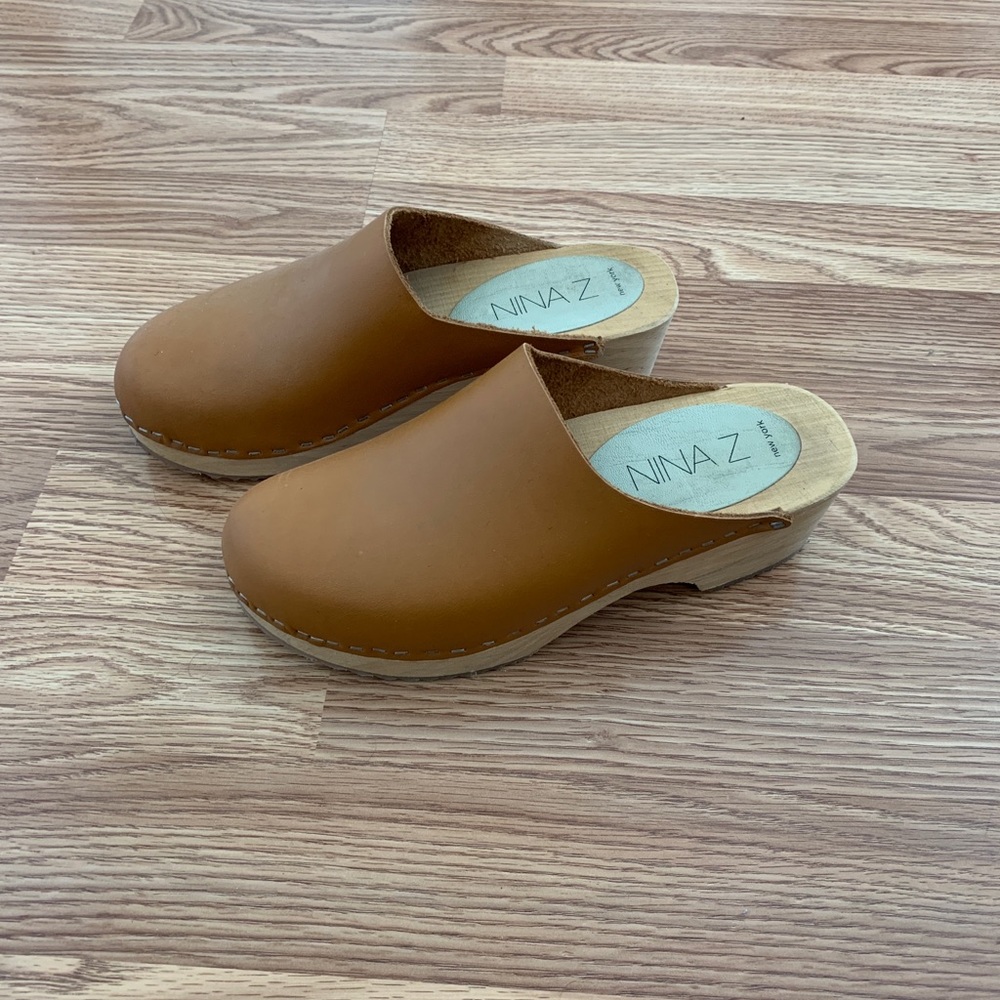 Nina Z NYC Tan Clogs
